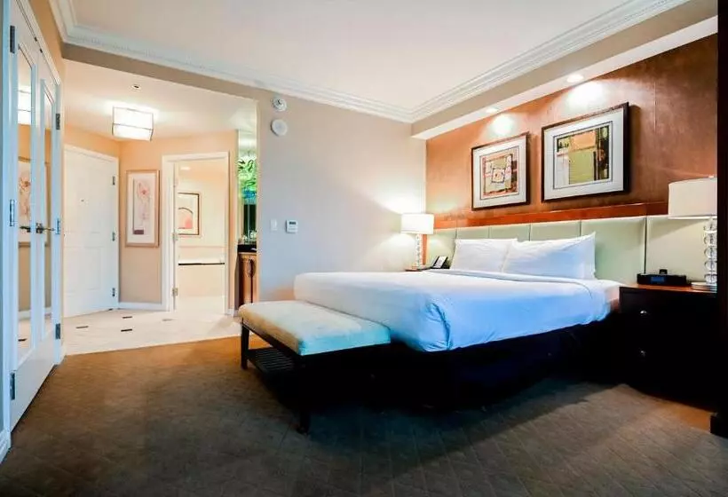 Stripviewsuites At Signature