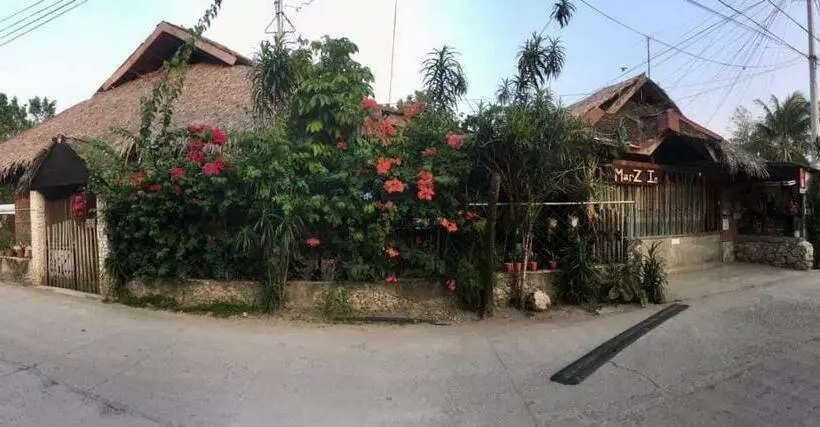 ユースホステル Marz Inn Moalboal