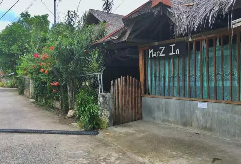 ユースホステル Marz Inn Moalboal