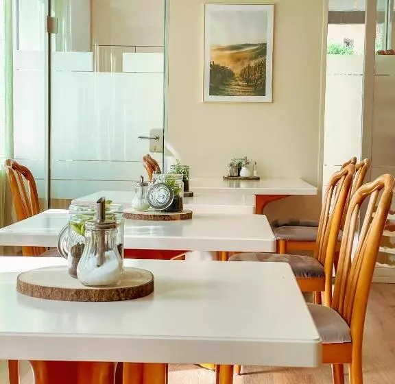 Retkeilymaja Risa Hotel Village   Engel & Kreuz