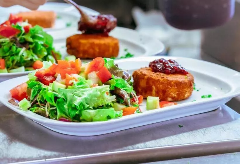 Retkeilymaja Risa Hotel Village   Engel & Kreuz