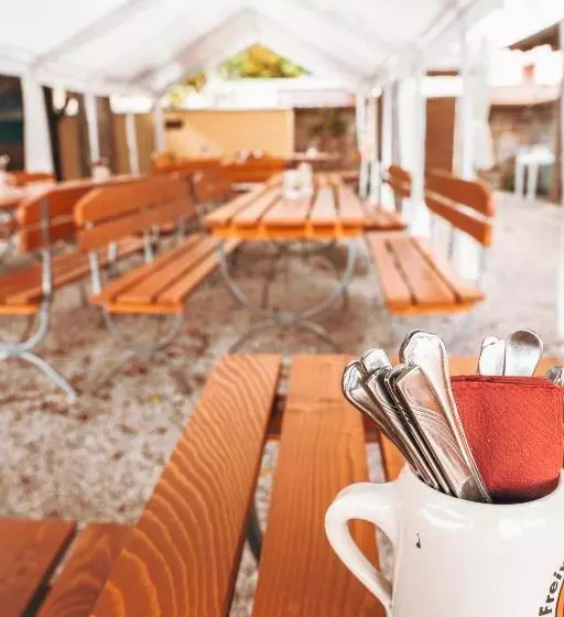 Retkeilymaja Risa Hotel Village   Engel & Kreuz