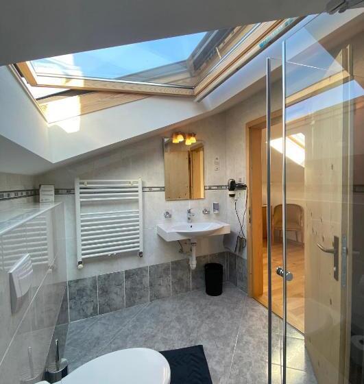 تختخواب و صبحانه Garni Residence Trocker