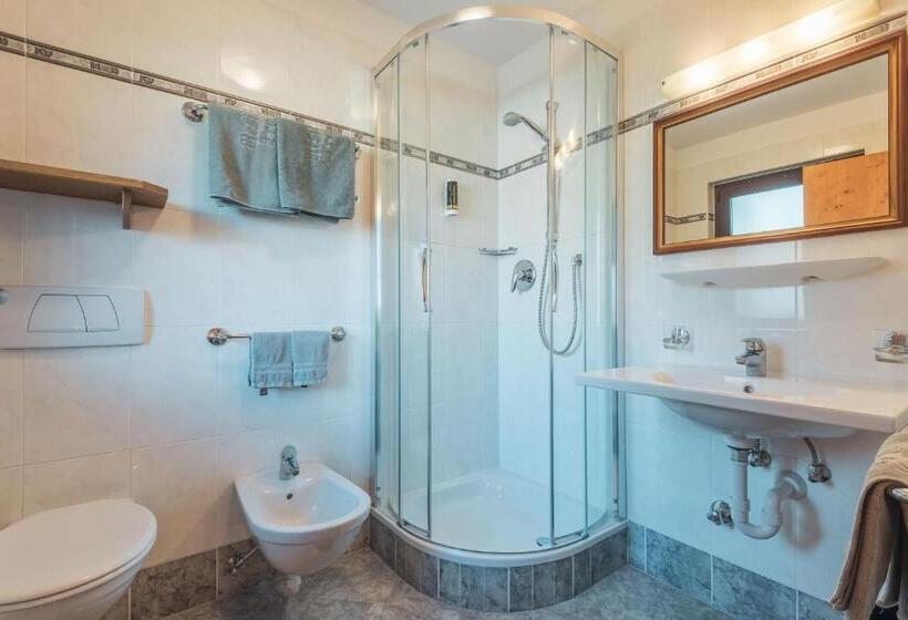 تختخواب و صبحانه Garni Residence Trocker