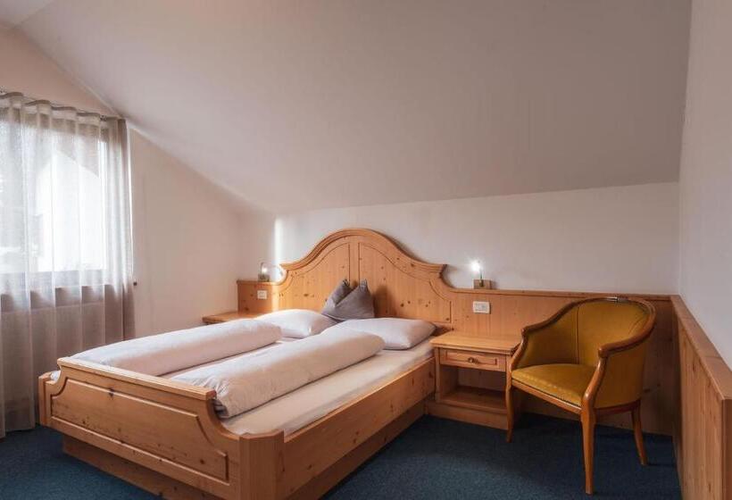 تختخواب و صبحانه Garni Residence Trocker