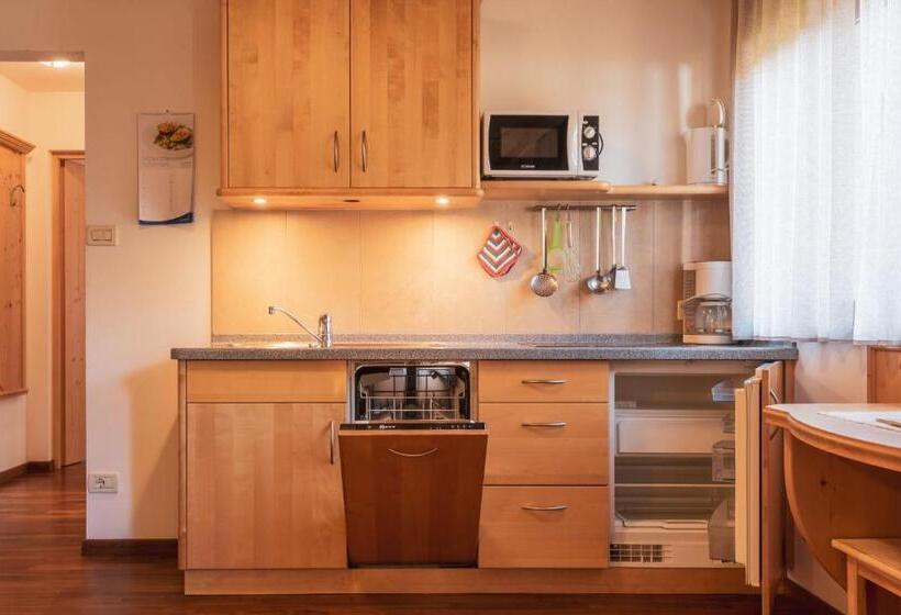 تختخواب و صبحانه Garni Residence Trocker