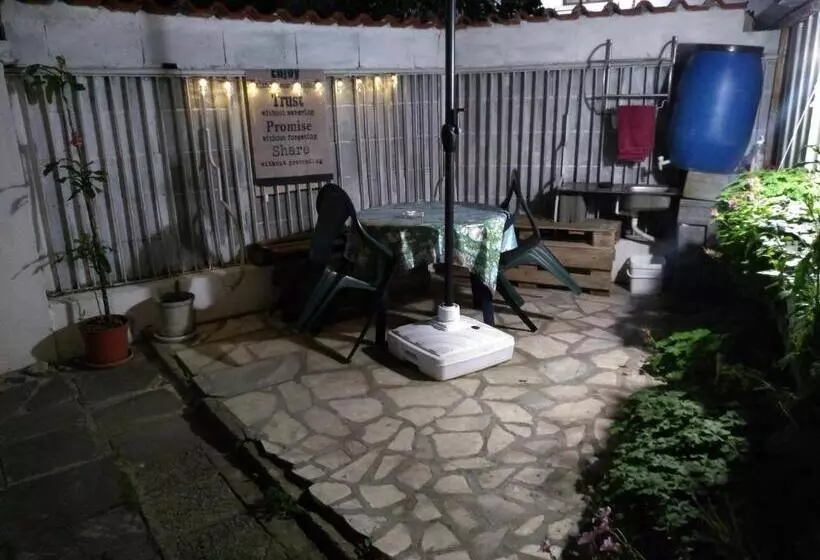 پانسیون East Gate Guest Rooms