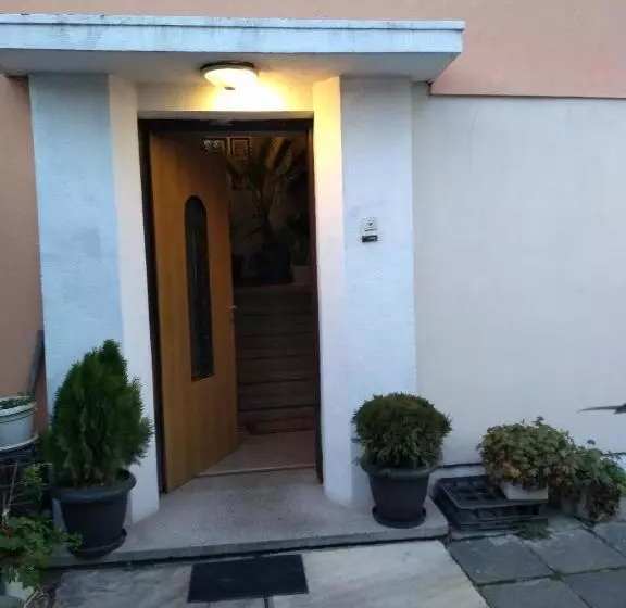 پانسیون East Gate Guest Rooms