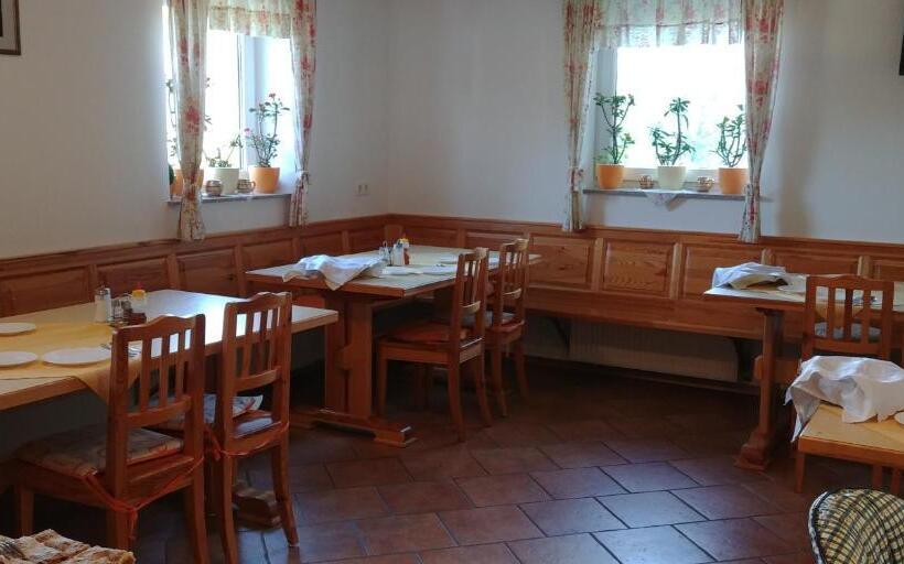 פנסיון Rooms And Apartments Jerman