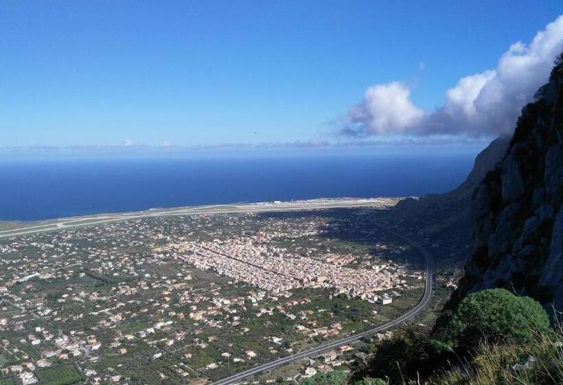 پانسیون Villa Manzella Piscina Privata