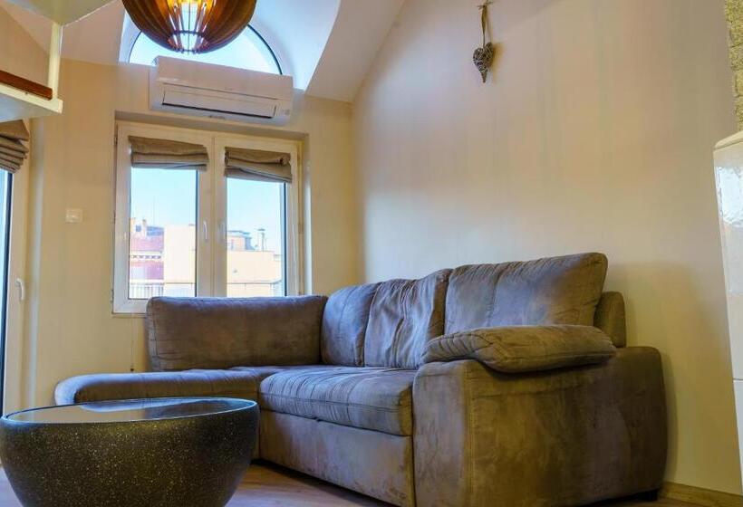 Centrally Located Apartment In Varna