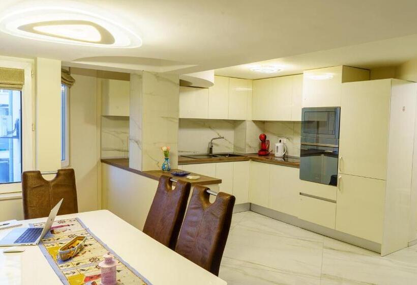 Centrally Located Apartment In Varna