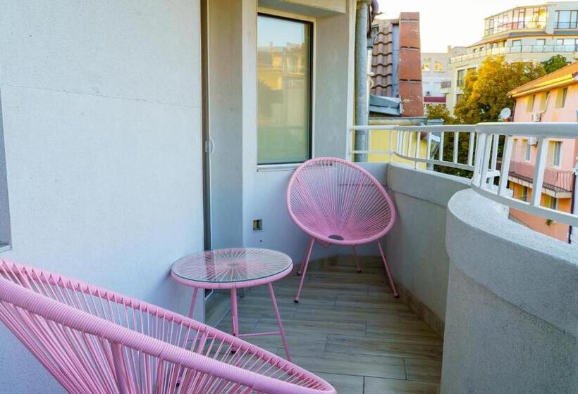 Centrally Located Apartment In Varna