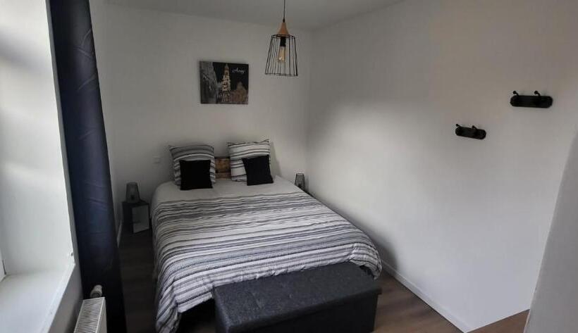 Entre Les Places, Spacieux Avec Parking Gratuit