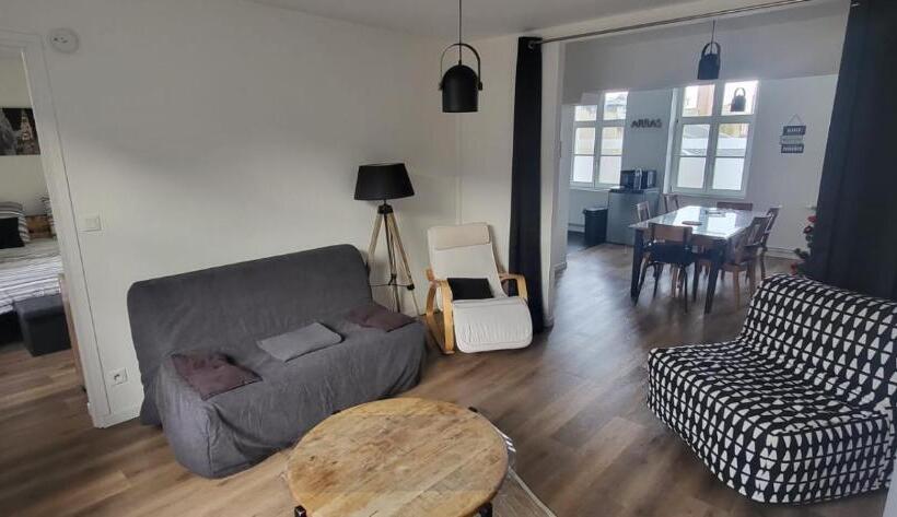 Entre Les Places, Spacieux Avec Parking Gratuit