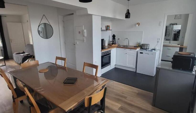 Entre Les Places, Spacieux Avec Parking Gratuit