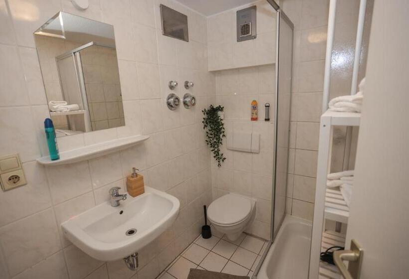 Fullhouse Eisenach K70 Apartments Washing Machine Smarttv