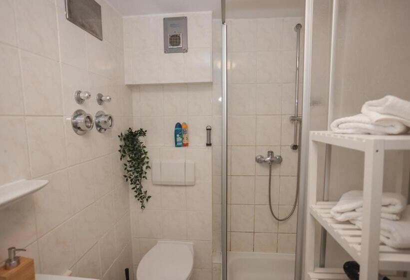 Fullhouse Eisenach K70 Apartments Washing Machine Smarttv