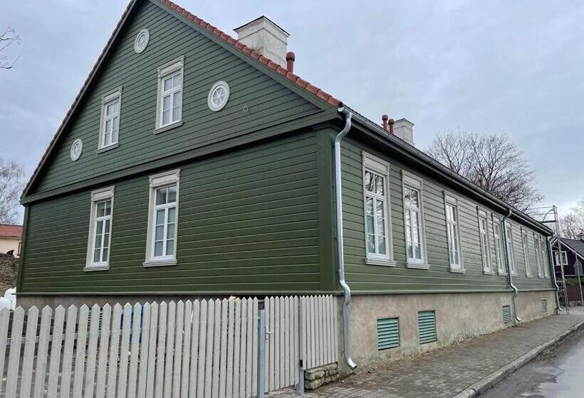 Lovely 2 Bedroom Apartment With Free Parking