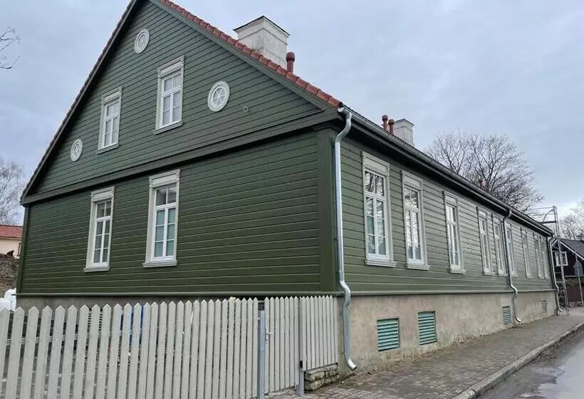Lovely 2 Bedroom Apartment With Free Parking