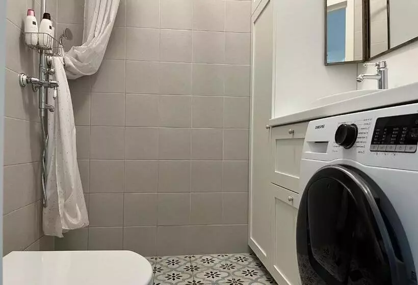 Lovely 2 Bedroom Apartment With Free Parking