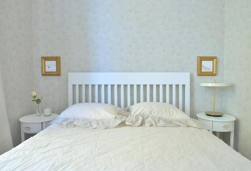 Lovely 2 Bedroom Apartment With Free Parking