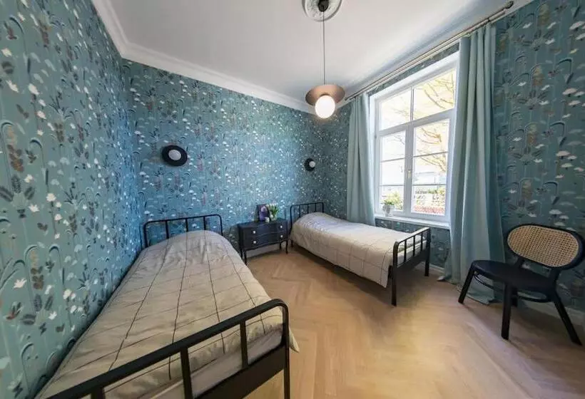 Lovely 2 Bedroom Apartment With Free Parking