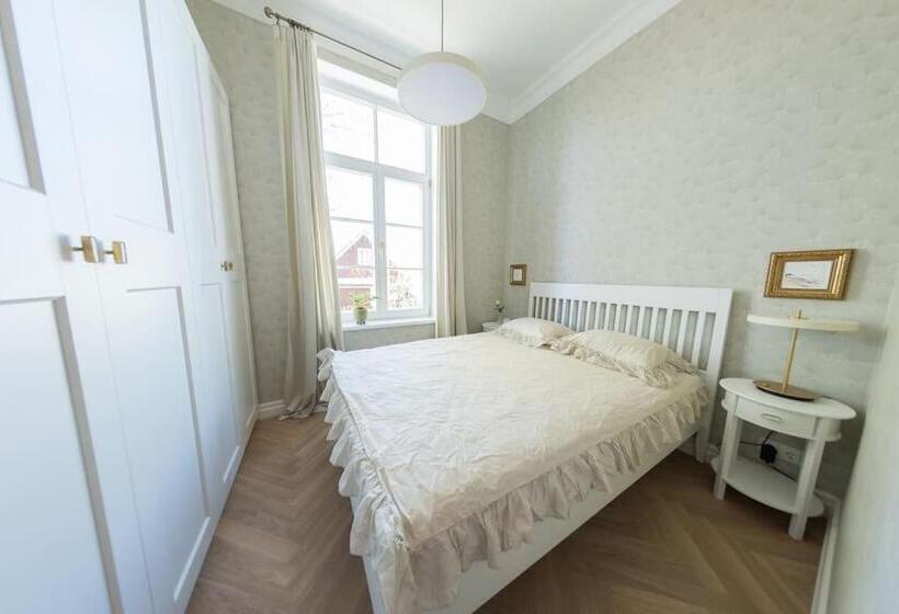 Lovely 2 Bedroom Apartment With Free Parking