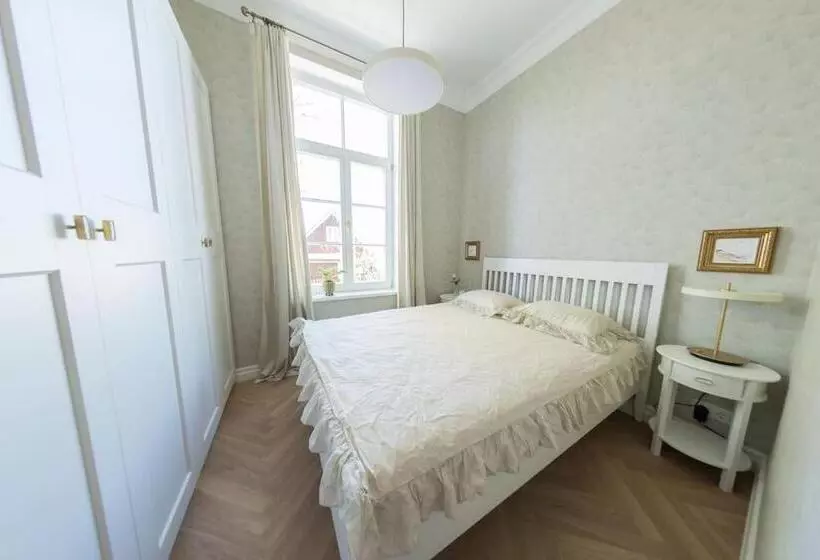 Lovely 2 Bedroom Apartment With Free Parking