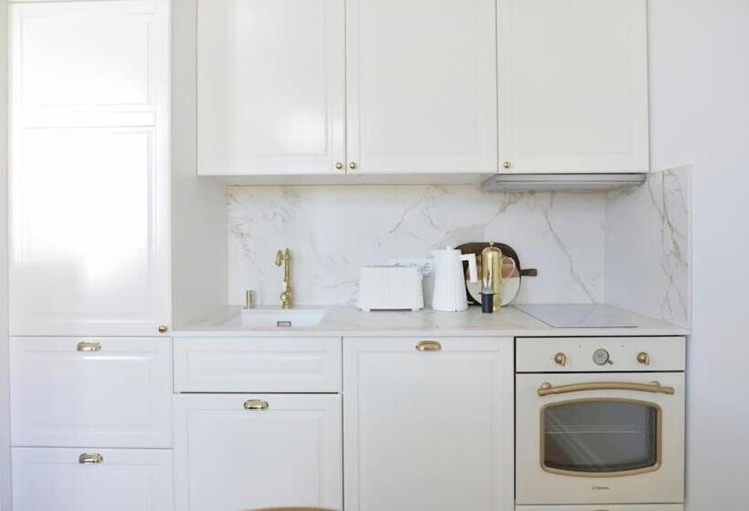 Lovely 2 Bedroom Apartment With Free Parking