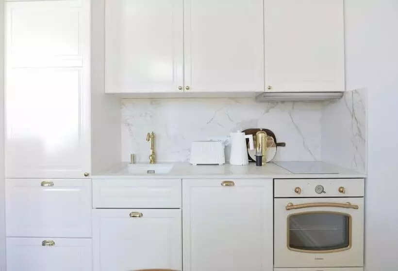 Lovely 2 Bedroom Apartment With Free Parking