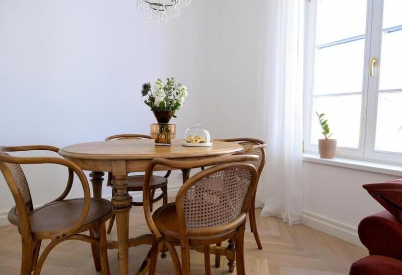 Lovely 2 Bedroom Apartment With Free Parking