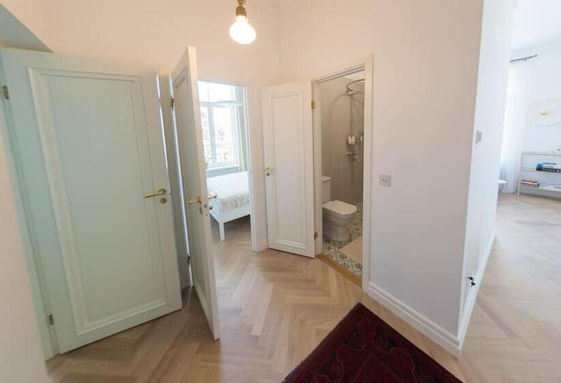 Lovely 2 Bedroom Apartment With Free Parking