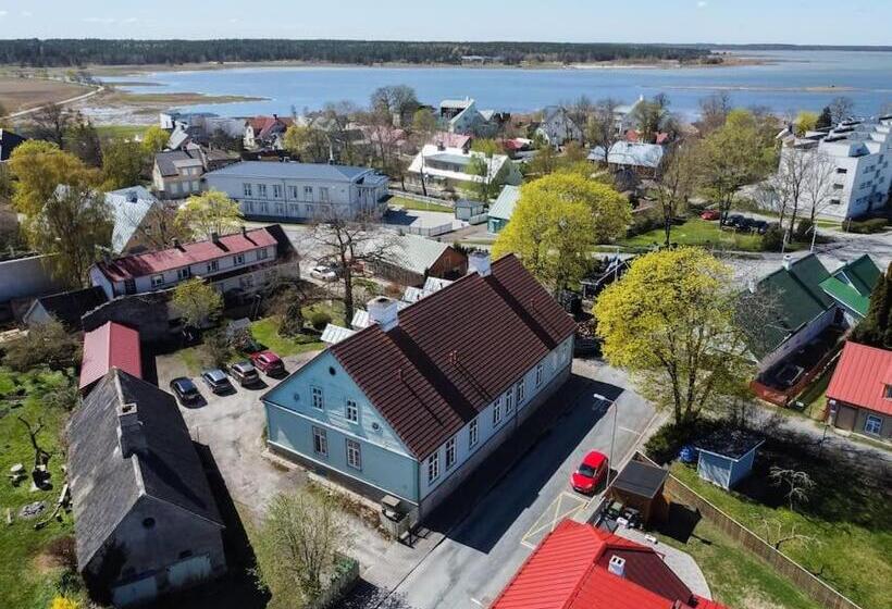 Lovely 2 Bedroom Apartment With Free Parking