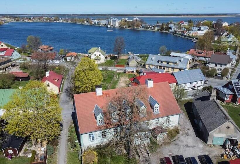 Lovely 2 Bedroom Apartment With Free Parking