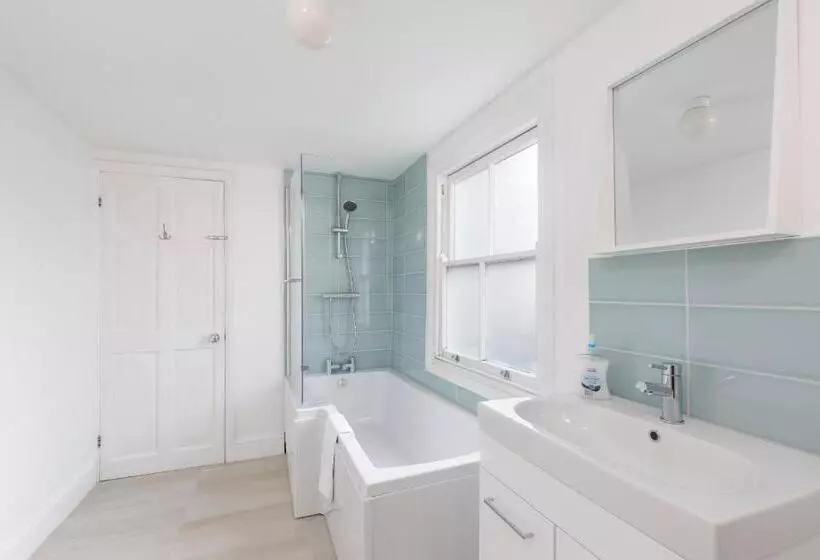 Trendy Central 1 Bed Flat With Roof Terrace