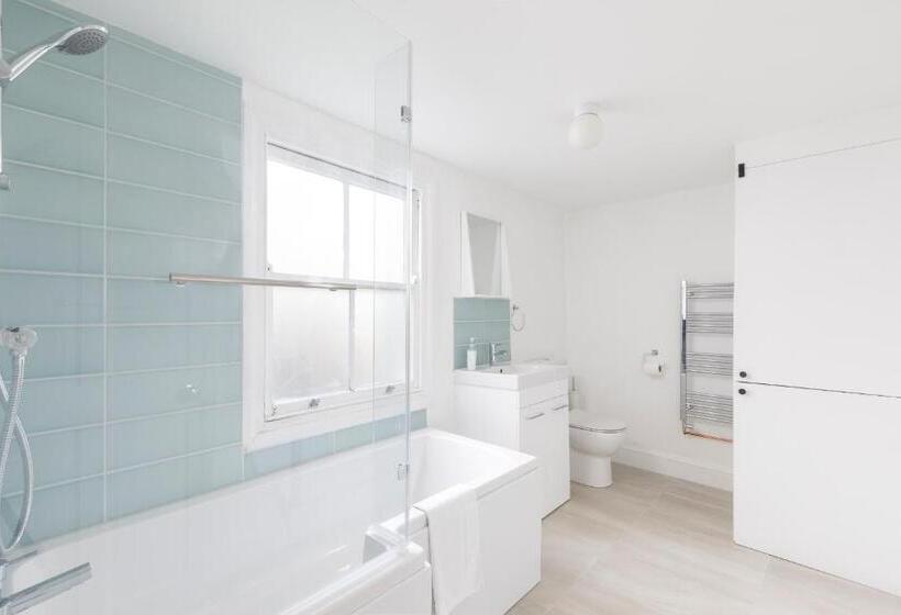 Trendy Central 1 Bed Flat With Roof Terrace