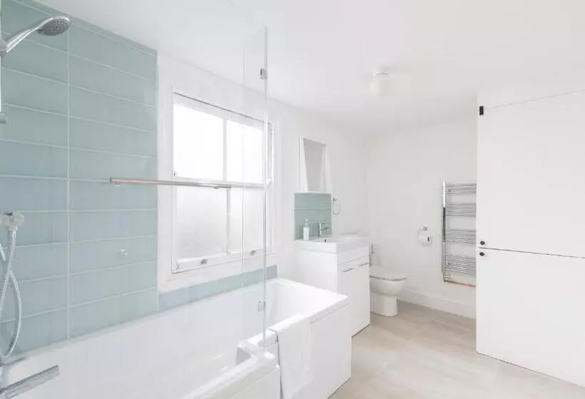 Trendy Central 1 Bed Flat With Roof Terrace