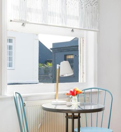 Trendy Central 1 Bed Flat With Roof Terrace