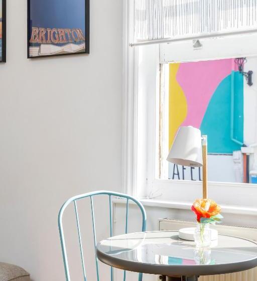 Trendy Central 1 Bed Flat With Roof Terrace