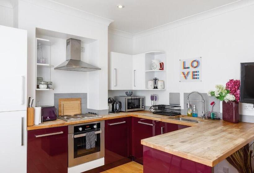 Trendy Central 1 Bed Flat With Roof Terrace