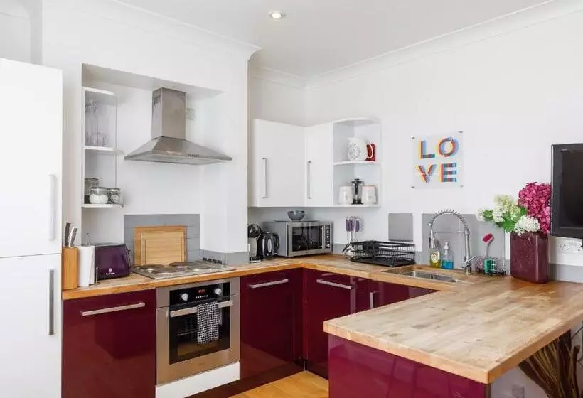 Trendy Central 1 Bed Flat With Roof Terrace