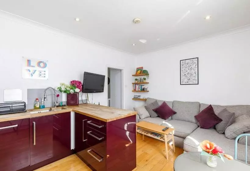 Trendy Central 1 Bed Flat With Roof Terrace