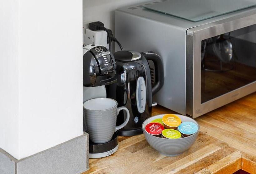 Trendy Central 1 Bed Flat With Roof Terrace