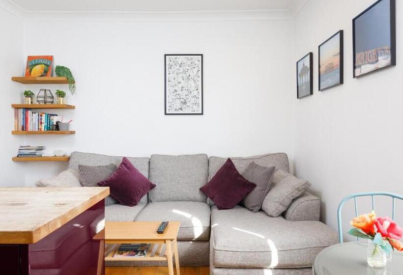 Trendy Central 1 Bed Flat With Roof Terrace