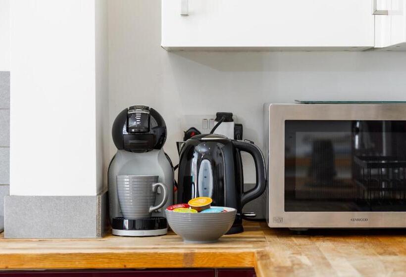 Trendy Central 1 Bed Flat With Roof Terrace