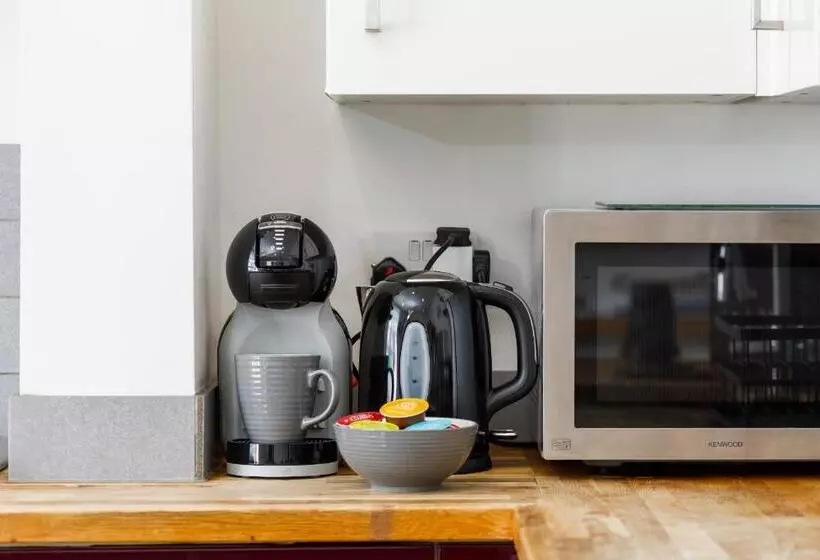 Trendy Central 1 Bed Flat With Roof Terrace