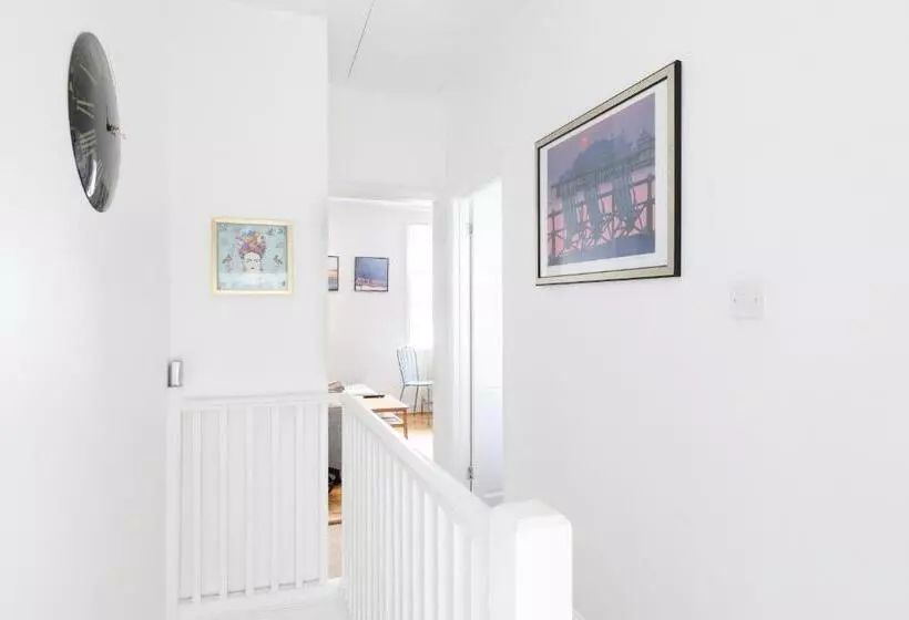 Trendy Central 1 Bed Flat With Roof Terrace