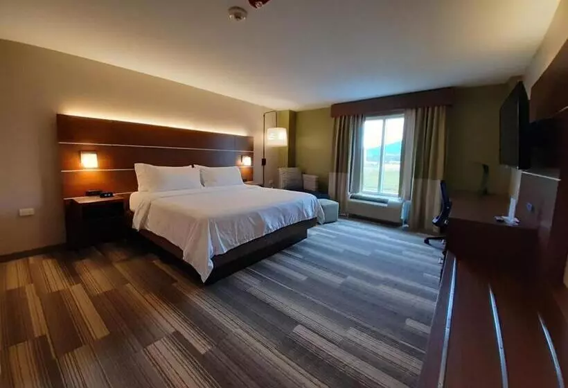 هتل Holiday Inn Express Trincity, An Ihg