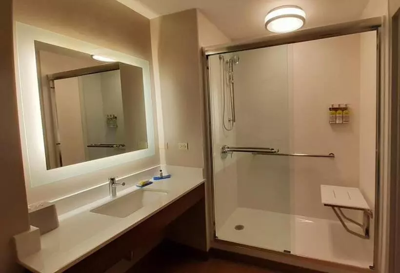 هتل Holiday Inn Express Trincity, An Ihg